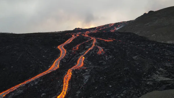 Sopka Lávové Erupce Zasněženými Horami Letecký Pohled Horká Láva Magma — Stock fotografie