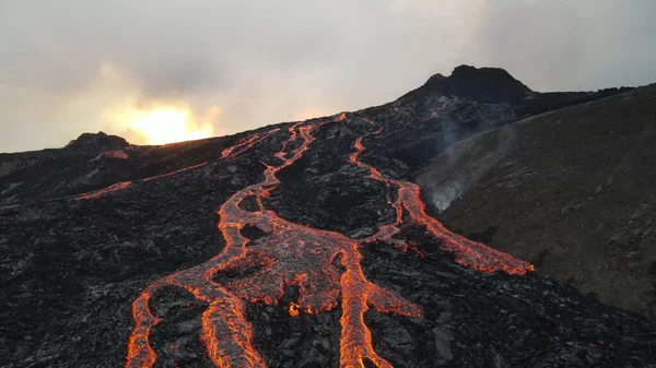 Vulcão Erupção Lava Com Montanhas Nevadas Vista Aérea Lava Quente — Fotografia de Stock