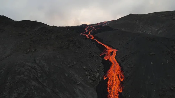 Erupción Lava Volcán Con Montañas Nevadas Vista Aérea Lava Caliente — Foto de Stock