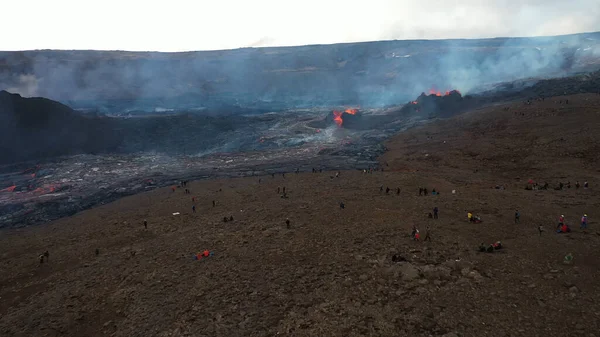 Karlı dağları olan lav püskürmesi volkanı,... kraterden çıkan sıcak lav ve magma, Nisan 2021 