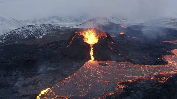 Sopka Lávové Erupce Zasněženými Horami Letecký Pohled Horká Láva Magma — Stock fotografie