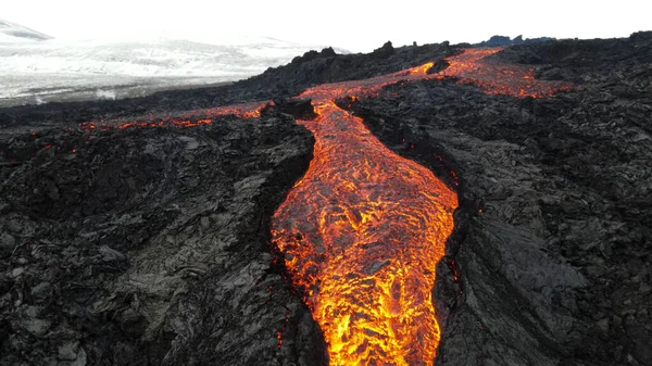 Karlı dağları olan lav püskürmesi volkanı,... kraterden çıkan sıcak lav ve magma, Nisan 2021 
