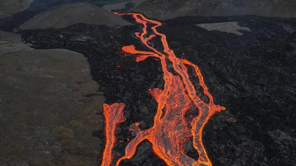 Vulcão Erupção Lava Com Montanhas Nevadas Vista Aérea Lava Quente — Fotografia de Stock