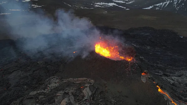 Lava Uitbarsting Vulkaan Met Besneeuwde Bergen Luchtzichthete Lava Magma Komen — Stockfoto