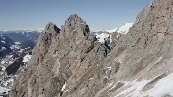 空中飛行は素晴らしいアルプスの崖を進みます 高い山の峰鋭い崖ドロマイト イタリアからのイタリアのドローンビュートップピーク — ストック動画