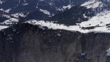 Hava uçuşu muhteşem Alpleri uçurdu. Yüksek dağ zirveleri, keskin uçurumlar Dolomitler, İtalya 'nın en yüksek tepelerinden İtalyan İHA manzarası 