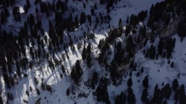 Füniküler kaldırma asansörleri kayakçılar ve snowboardcular, Alp dağları, Aerialtop alp kayak asansörünün aşağı manzarası 