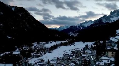 Alp Dağları ve Kayak Resort Timelapse modu, Alp Dağları 'ndan doğan güzel zamanlamalar, yüksek dağ zirveleri Dolomitler, İtalya