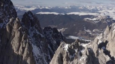 Hava uçuşu muhteşem Alpleri uçurdu. Yüksek dağ zirveleri, keskin uçurumlar Dolomitler, İtalya 'nın en yüksek tepelerinden İtalyan İHA manzarası 