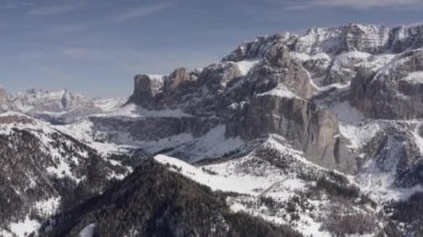Hava uçuşu muhteşem Alpleri uçurdu. Yüksek dağ zirveleri, keskin uçurumlar Dolomitler, İtalya 'nın en yüksek tepelerinden İtalyan İHA manzarası 