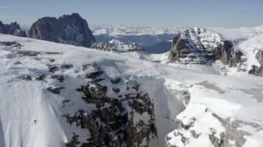Uçurum manzaralı Alp Dağları Yüksek dağ tepelerinin üzerinden uçuyor Dolomitler, İtalya