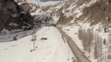 Alp Dağları ve dolomitler kayak merkezi. İtalya 'nın Alp Dağları' ndan insansız hava aracı manzarası. Dolmitler.,