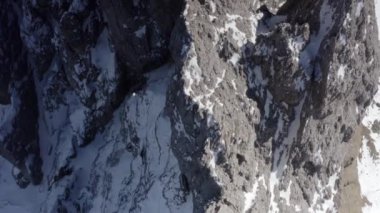 Hava uçuşu muhteşem Alpleri uçurdu. Yüksek dağ zirveleri, keskin uçurumlar Dolomitler, İtalya 'nın en yüksek tepelerinden İtalyan İHA manzarası 