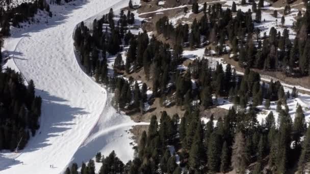 丘の上の人のスキーやスノーボードの空中ビュー スキー場 ドローンは 丘の上にスキーフライ アルプスの山々 ドルダニイタリア — ストック動画