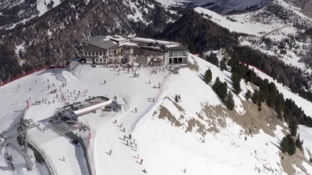 Luftaufnahme Von Menschen Skifahren Und Snowboarden Auf Hügel Skiresort Drohne — Stockvideo