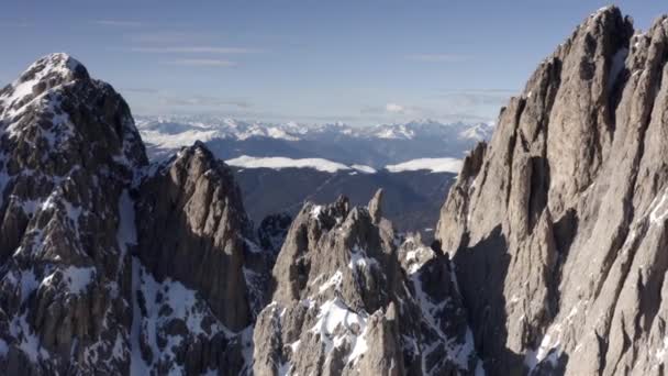 空中飛行は素晴らしいアルプスの崖を進みます 高い山の峰鋭い崖ドロマイト イタリアからのイタリアのドローンビュートップピーク — ストック動画