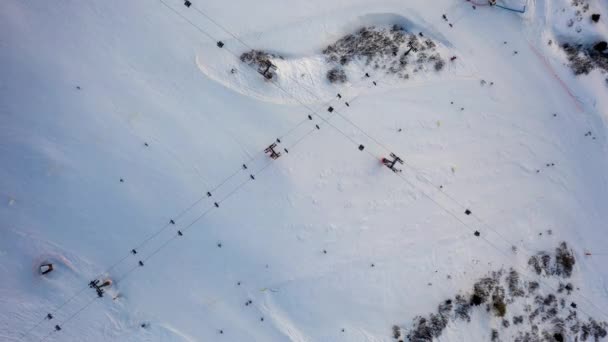 ケーブルカーリフトスキーヤーとスノーボーダーのタイムラプス エアラルアルプスのスキーリフトエレベーターからのトップダウンビュー アルプスの山々 — ストック動画