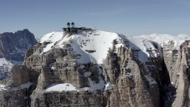 アルプス山脈の頂上にあるチェアリフトステーション ドロマイトからの空中ビュードローンビューアルプスの山々 イタリア — ストック動画