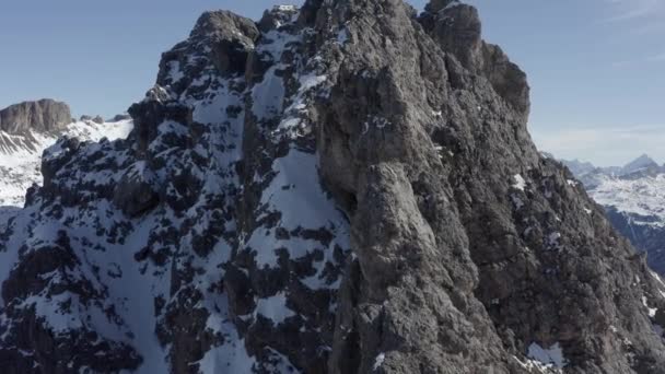 Luchtvlucht Adove Prachtige Alpen Kliffen Hoge Bergtoppen Scherpe Kliffen Dolomieten — Stockvideo