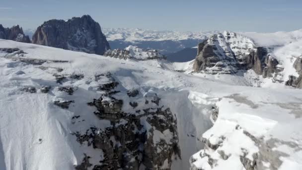 崖の空中ビューを持つアルプス山脈高い山の峰を飛んで鋭い崖ドロマイト イタリア — ストック動画