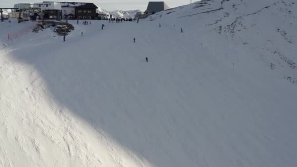 スキー場のスキー場のスキー場の人々の空中ビュードローンは アルプスの山々 ドロマイトイタリアをスキーで飛ぶ — ストック動画