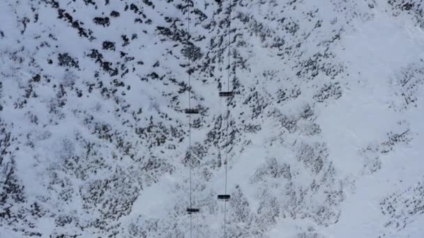 Funicular Chairlift Ανελκυστήρες Σκιέρ Και Snowboarders Στο Χιονοδρομικό Κέντροπάνω Προς — Αρχείο Βίντεο