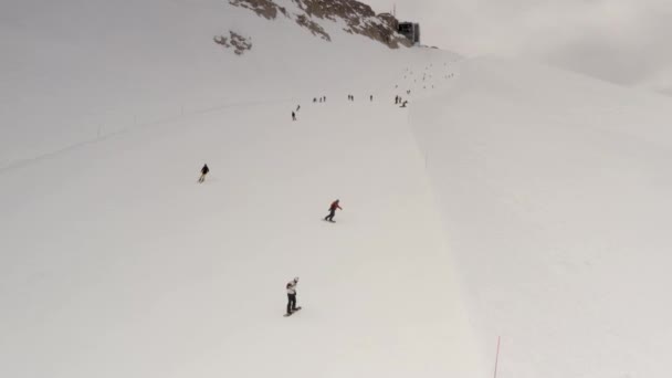 Widok Lotu Ptaka Narciarstwo Snowboarding Wzgórzu Ośrodek Narciarski Drone Leci — Wideo stockowe
