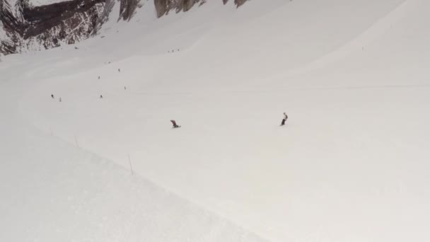 Vue Aérienne Des Personnes Ski Snowboard Sur Colline Station Ski — Video