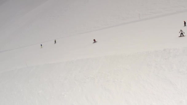 Vista Aérea Gente Esquí Snowboard Colina Ski Resort Drone Vuela — Vídeo de stock