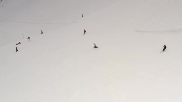 위에서 스키와 스노보드를 사람들을 공중에서 스키를 언덕을 내려가는 사람들 날아가는 — 비디오