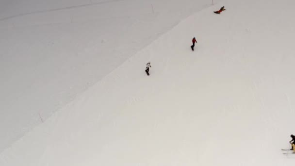 Вид Воздуха Лыжный Спорт Сноуборд Холме Горнолыжный Курорт Беспилотник Пролетает — стоковое видео