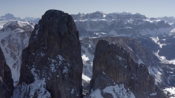 空中飛行は素晴らしいアルプスの崖を進みます 高い山の峰鋭い崖ドロマイト イタリアからのイタリアのドローンビュートップピーク — ストック動画