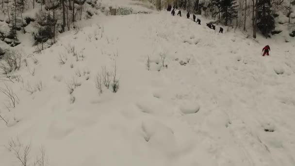 Grupo Pessoas Escalando Neve Áspera Lapônia Visão Aérea Drone Expedição — Vídeo de Stock