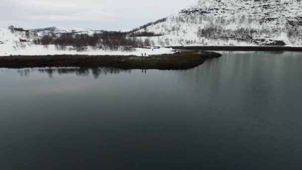 Lapland Moře Kopce Venkovský Dům Sněhu Letecký Pohled Laponskem Krajina — Stock video