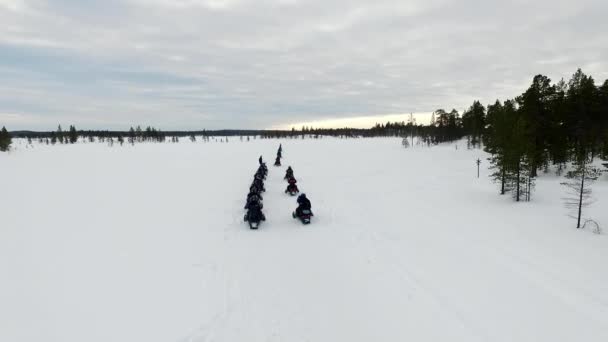 Expedición Conducir Motos Nieve Laponia Vista Aérea Vista Del Dron — Vídeo de stock