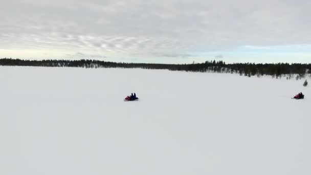 Expedición Conducir Motos Nieve Laponia Vista Aérea Vista Del Dron — Vídeos de Stock