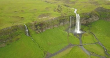 Seljalandsfoss şelalelerinin hava manzarası, İzlanda insansız hava aracı görüntüsü, büyük şelale manzarası, Şubat 2021