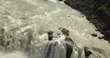 İzlanda 'nın azgın nehrinden İzlanda İHA görüntüsünde şelalenin kenarındaki hava manzarası, Şubat 2021