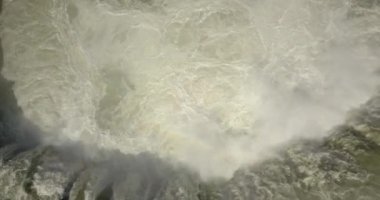 İzlanda 'daki azgın nehir ve şelale manzarası, 2021 Şubat' ında İzlanda 'nın azgın nehrinden.