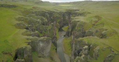 İzlanda 'da fjarrgljfur devasa kanyonu, 100 metre derinliğinde ve yaklaşık 2 kilometre uzunluğunda, insansız hava aracı manzaralı, Şubat 2021