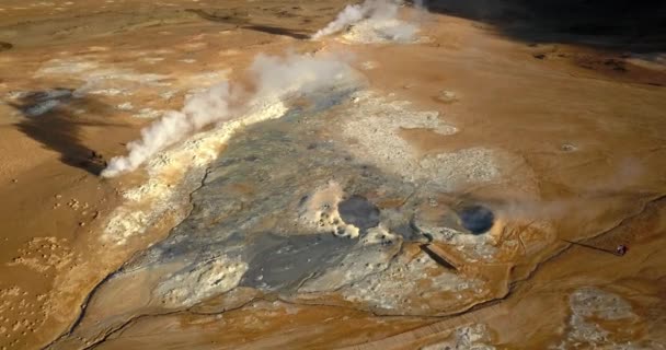 Aerial View Tourists Watch Geysir Kitörés Izland Keleti Részén Emberek — Stock videók