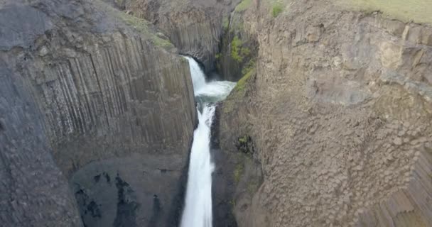 Luftaufnahme Des Großen Wasserfalls Mit Grüner Landschaft Islanddrohnenblick Über Den — Stockvideo