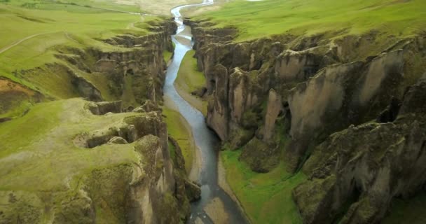アイスランドの大規模な峡谷 空中からの眺め深さ100メートル 長さ約2キロメートルのドローンビュー 2021年2月 — ストック動画