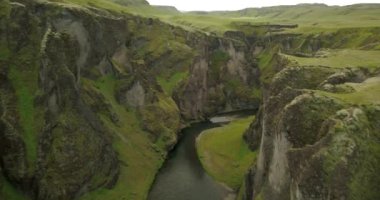 İzlanda 'da fjarrgljfur devasa kanyonu, 100 metre derinliğinde ve yaklaşık 2 kilometre uzunluğunda, insansız hava aracı manzaralı, Şubat 2021