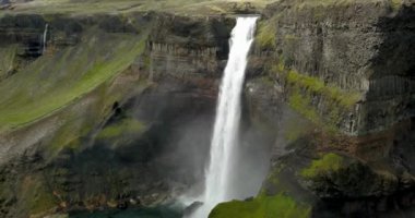 İzlanda 'da yeşil manzaralı Büyük Şelale manzarası. İzlanda' da muhteşem şelale, Şubat 2021