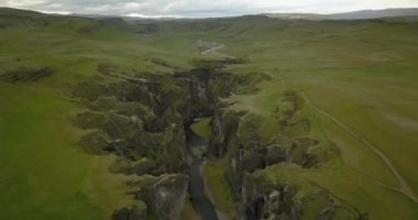 İzlanda 'da fjarrgljfur devasa kanyonu, 100 metre derinliğinde ve yaklaşık 2 kilometre uzunluğunda, insansız hava aracı manzaralı, Şubat 2021