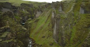 İzlanda 'da fjarrgljfur devasa kanyonu, 100 metre derinliğinde ve yaklaşık 2 kilometre uzunluğunda, insansız hava aracı manzaralı, Şubat 2021