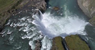 Godafoss Şelalesi üzerindeki hava manzarası, İzlanda 'nın kuzeyindeki bir şelaledir.
