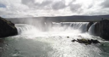 Godafoss Şelalesi üzerindeki hava manzarası, İzlanda 'nın kuzeyindeki bir şelaledir.
