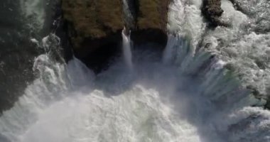 Godafoss Şelalesi üzerindeki hava manzarası, İzlanda 'nın kuzeyindeki bir şelaledir.